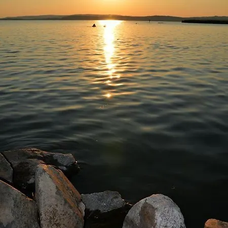 Limonade Ac Agard Elmenyfuerdo Mellett